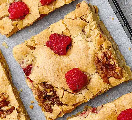 Blondie mit Walnüssen und Himbeeren.