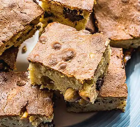 Blondies mit gerösteten Erdnüssen und Erdnussbutter.