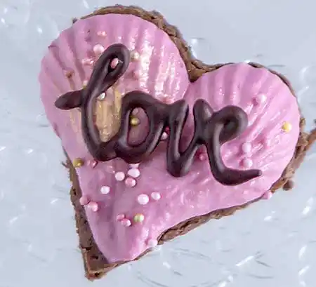 Love-Herz-Brownie mit Erdbeer-Ganache.