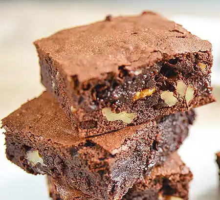 Stapel aus Brownie mit verschiedenen Nüssen.