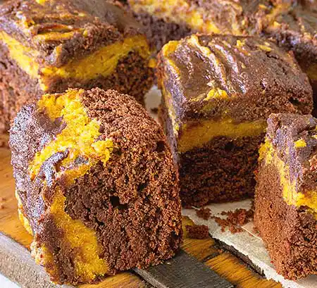 Brownies mit Kürbiskuchen als Füllung.