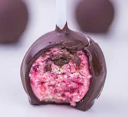 Klassischer Schoko-Cakapop mit Himbeerfüllung.