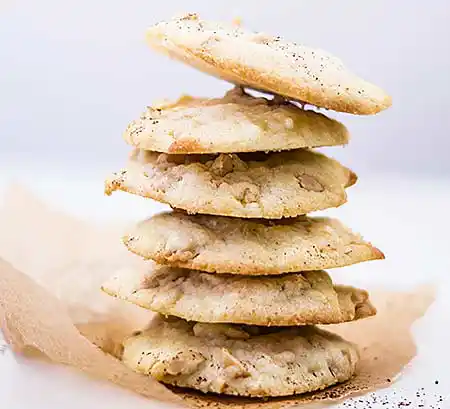 Stapel aus hellen Cookies.