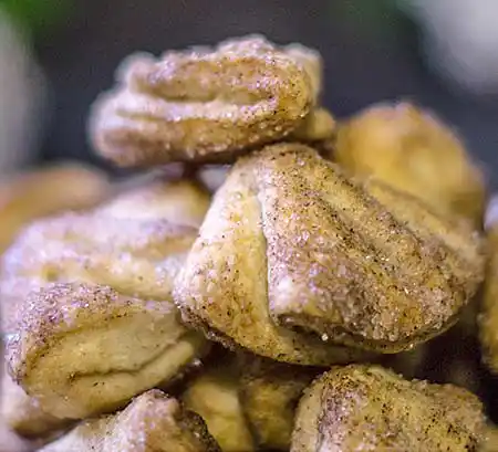 Teller mit Quark-Cookies.