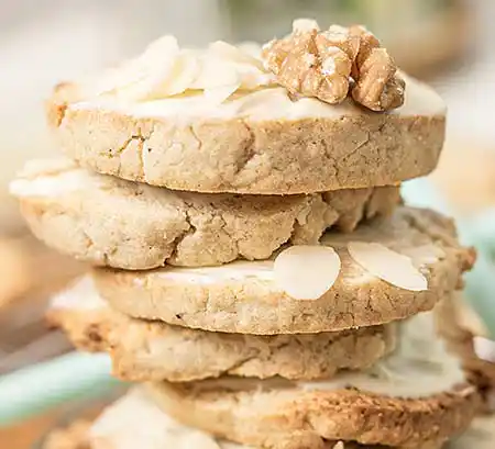 Stapel heller Cookies mit Nüssen.
