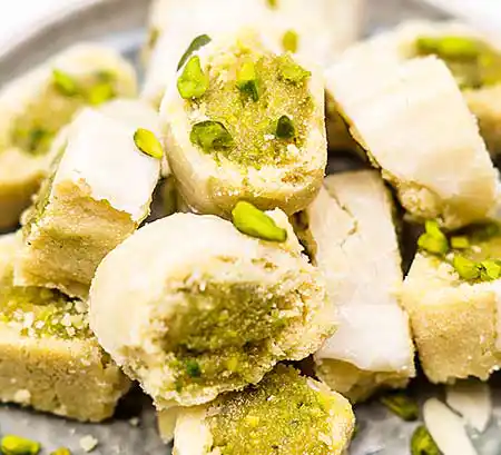 Cookies mit Pistatzien auf Teller.