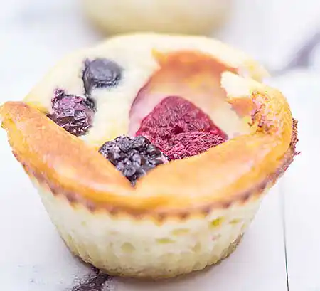 Cupcake mit Joghurtfüllung und frischen Früchten.