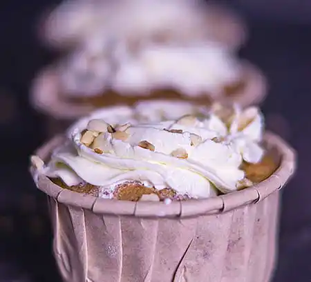 Cupcake mit weißer Buttercreme Topping im Swirl Look.