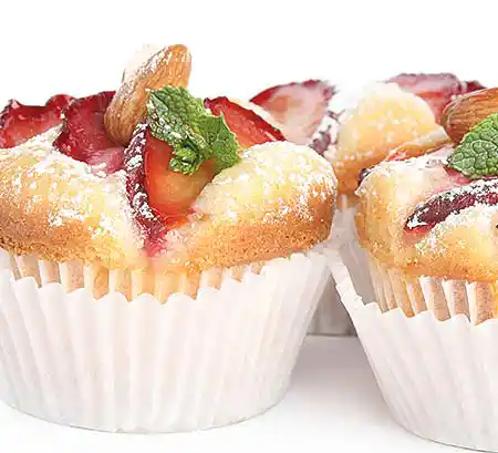 Party - zwei Frauen unterhalten sich mit Cocktails in der Hand.