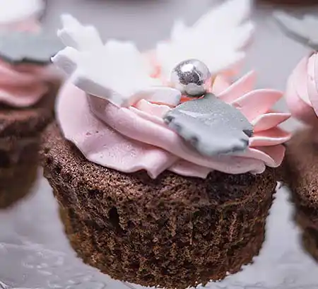 Cupcake mit Buttercreme Topping und Blätter aus Fondant.