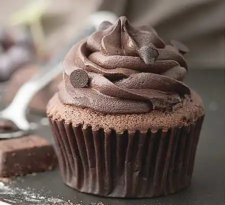 Cupcake mit Schokoladen Buttercreme Topping im Swirl Look.