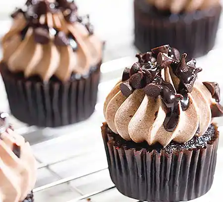 Cupcake mit Nougat-Buttercreme Topping im Ombre Look.