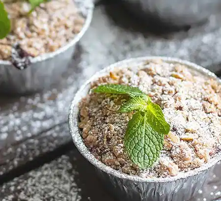 Cupcake mit der Füllung Zwetschge und Streusel.