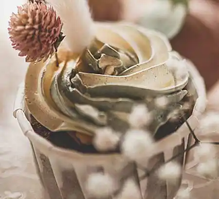 Kunstvolles Cupcake mit Rosendekoroptik.