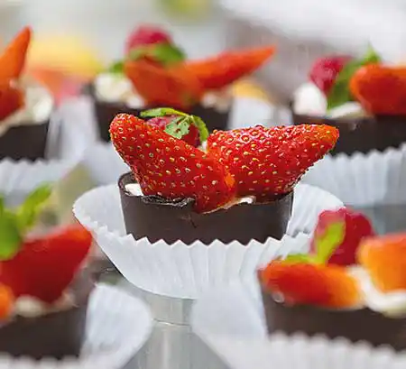 Cupcake mit weißem Schokomousse und Erdbeere.