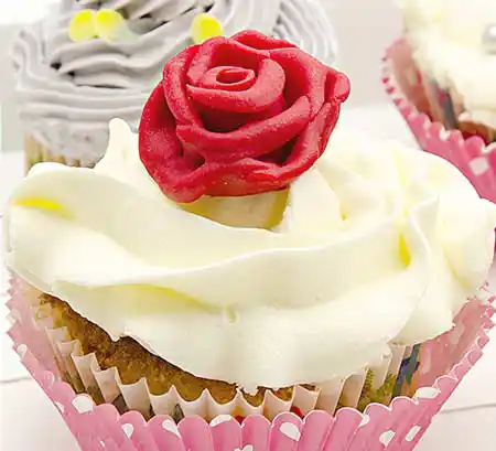 Cupcake mit Buttercreme-Topping im Ombre Look.