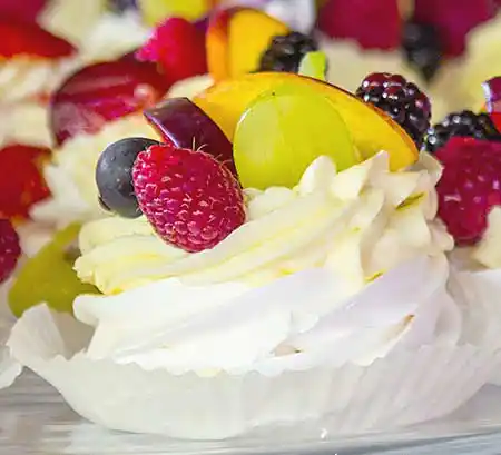 Baiser Cupcake mit Früchten.