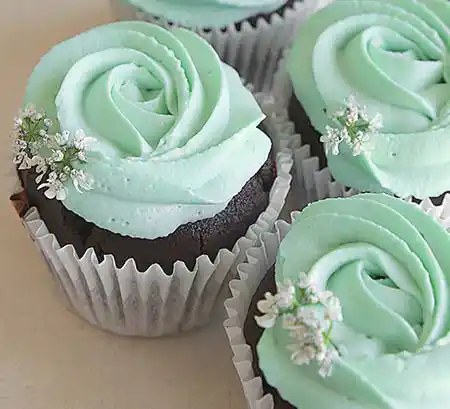 Cupcakes mit Buttercreme Topping in Pistaziengeschmack.