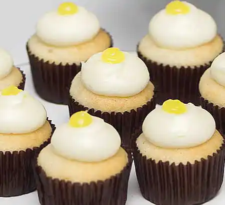 Cupcake mit Sahne Topping und Maracuja Spiegel.