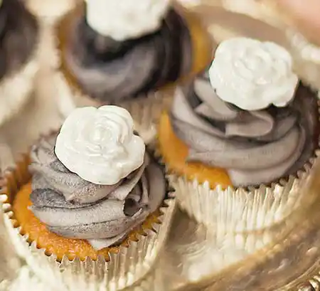 Cupcakes mit Schokomousse und essbarer Blütrendeko.
