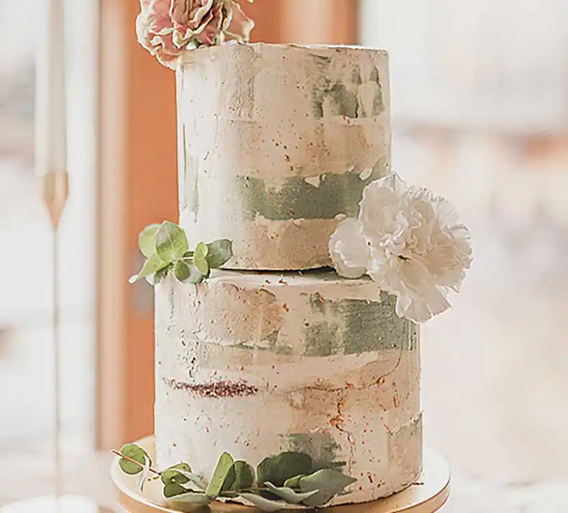 2-stöckige weiß-grüne Hochzeitstorte im Ombréstil.