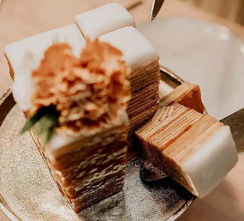 Braut unter blühenden Kirschbaumblüten.