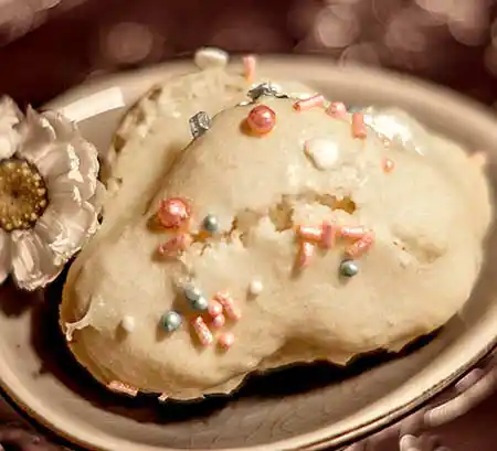 Teller mit Macaron in Herzform.