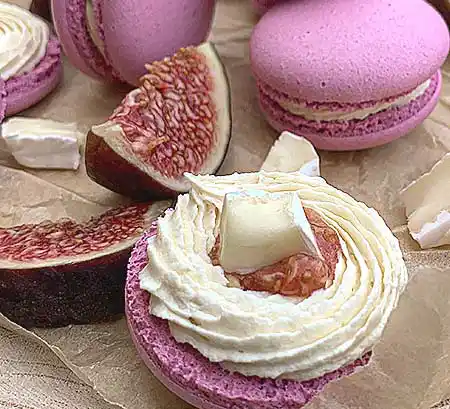 Offener Macaron mit Käse und Feigen.