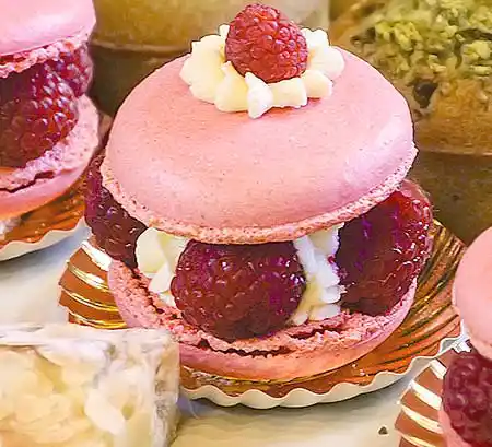 Rosa Macaron mit Himbeeren.