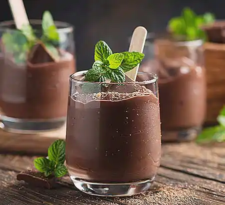 Gläser mit Mousse au Chocolat und Minze.