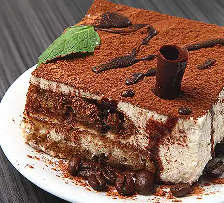 Teller mit Tiramisu.
