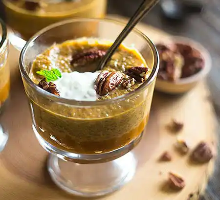 Gläser mit Kaffee-Créme mit frischem italienischem Kaffee und einem Pudding aus Passionsfrucht und Chiasamen.