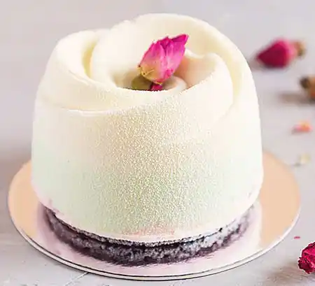 Tisch mit Mini-Mousse in Rosenform mit weissem Schokoladenvelour.