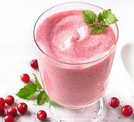 Glas mit Sahne-Mascarpone-Crème mit Cranberry-Crème.