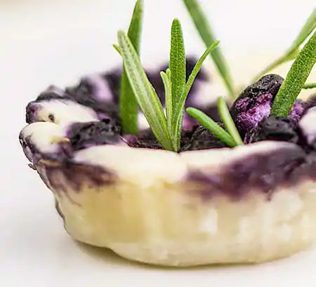 Blaubeer-Ziegenkäse-Blätterteig-Muffin mit Oliven und Rosmarin.
