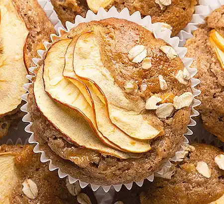 Vollkorn-Muffin mit Apfelgarnitur.