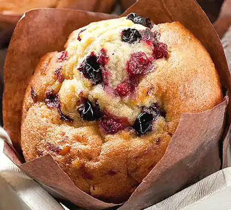 Beerenmix-Muffin mit weißer Schokolade.