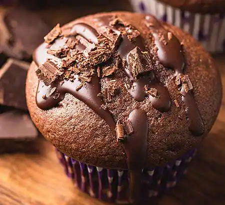Double-Chocolate-Muffin mit Topping aus geschmolzener und geriebener Schokolade.