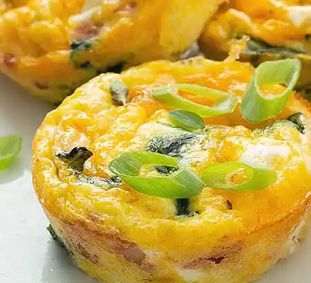 Eier-Muffin mit Spinat und Kräutern.