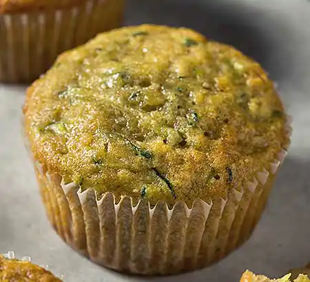 Süße Zucchini-Muffin mit Kräutern.