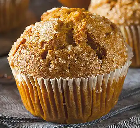 Kürbis-Muffin mit Zuckerstreusel auf dem Tisch.