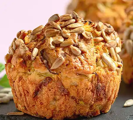 Muffin mit Zucchini und Kräutern.