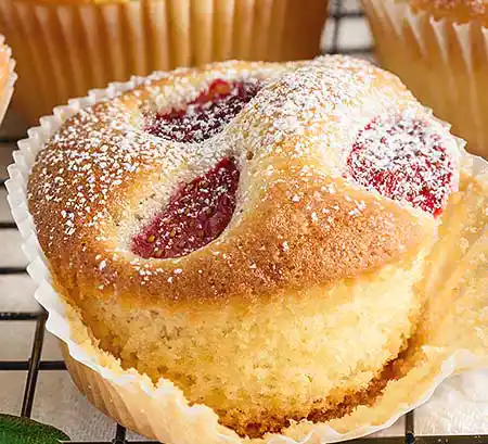 Erdbeer-Muffin mit Puderzucker.