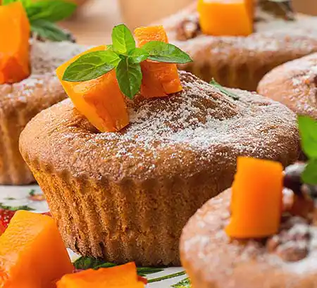 Süßkürbis-Muffin mit Walnüssen.