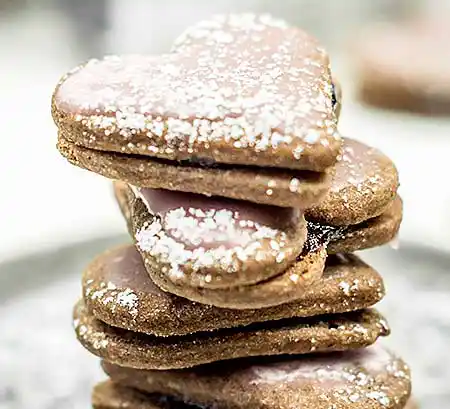 Stapel von Plätzchen in Herzform.