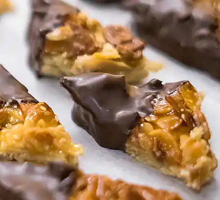 Kleine Nussecken auf Tisch.