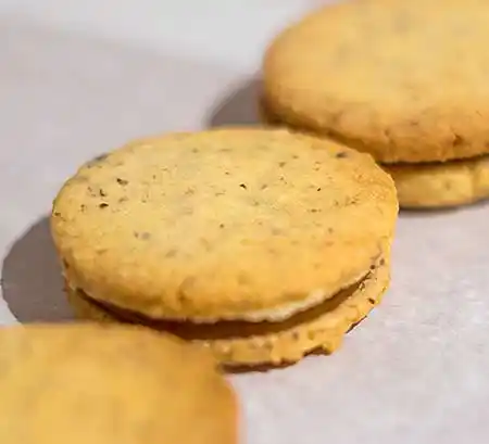 Plätzchen mit Nougatfüllung.