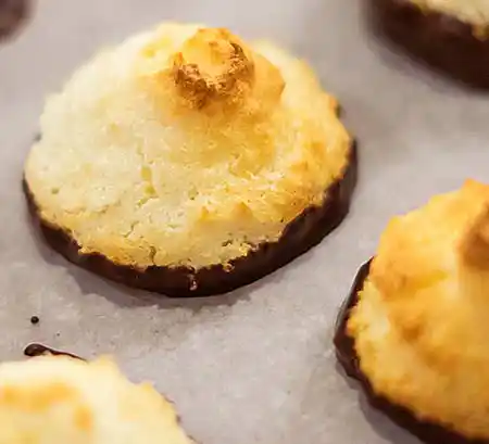 Kokos Makronen auf Tisch.