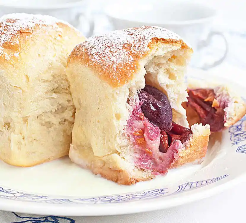 Teller mit Zwetschgen-Buchtel.