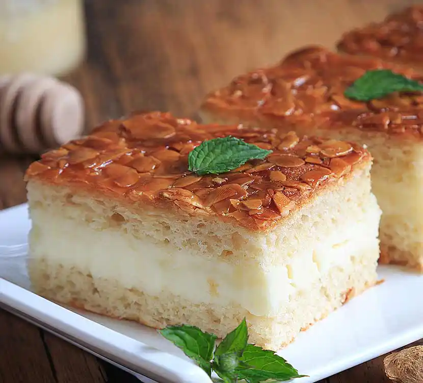 Teller mit 2 Stück Bienenstich.